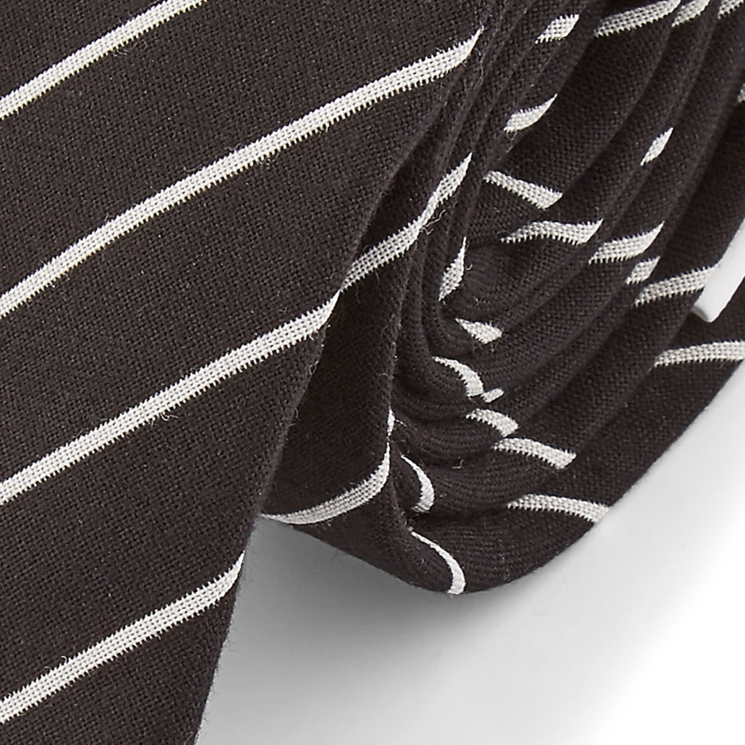 Musta raidallinen solmio - 2