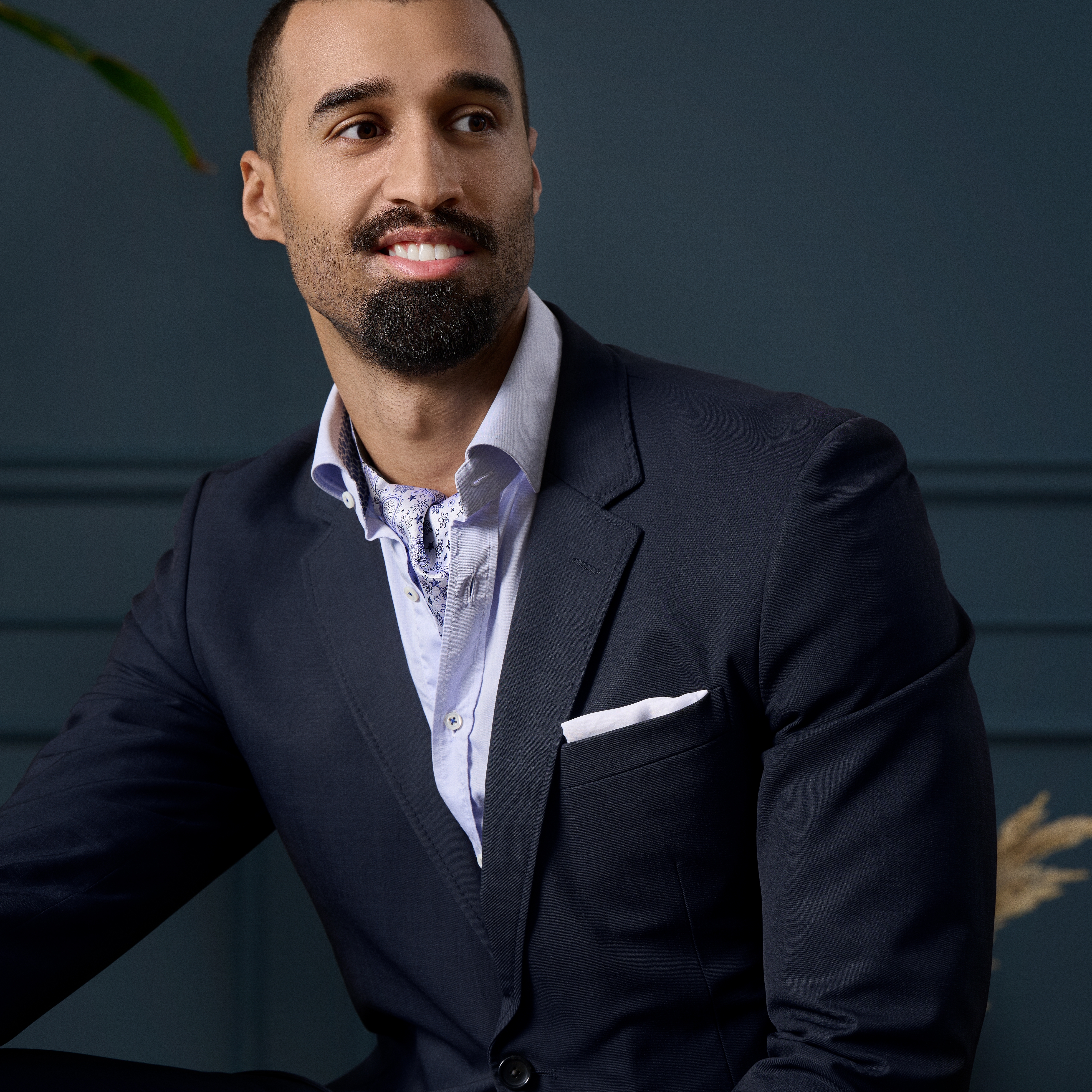 Копринено фишу с бели и сини пейсли мотиви - 4