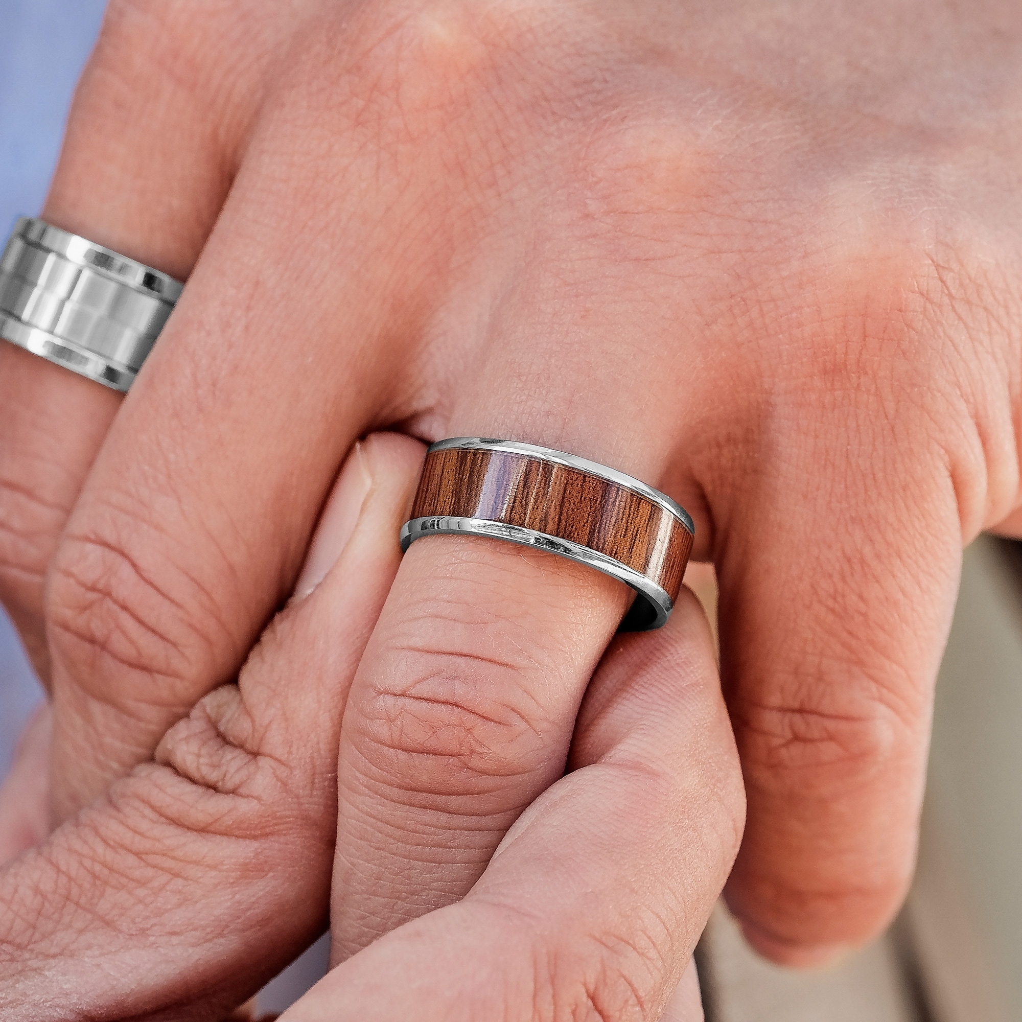 Stalowy pierścień z drewnem różanym - 3