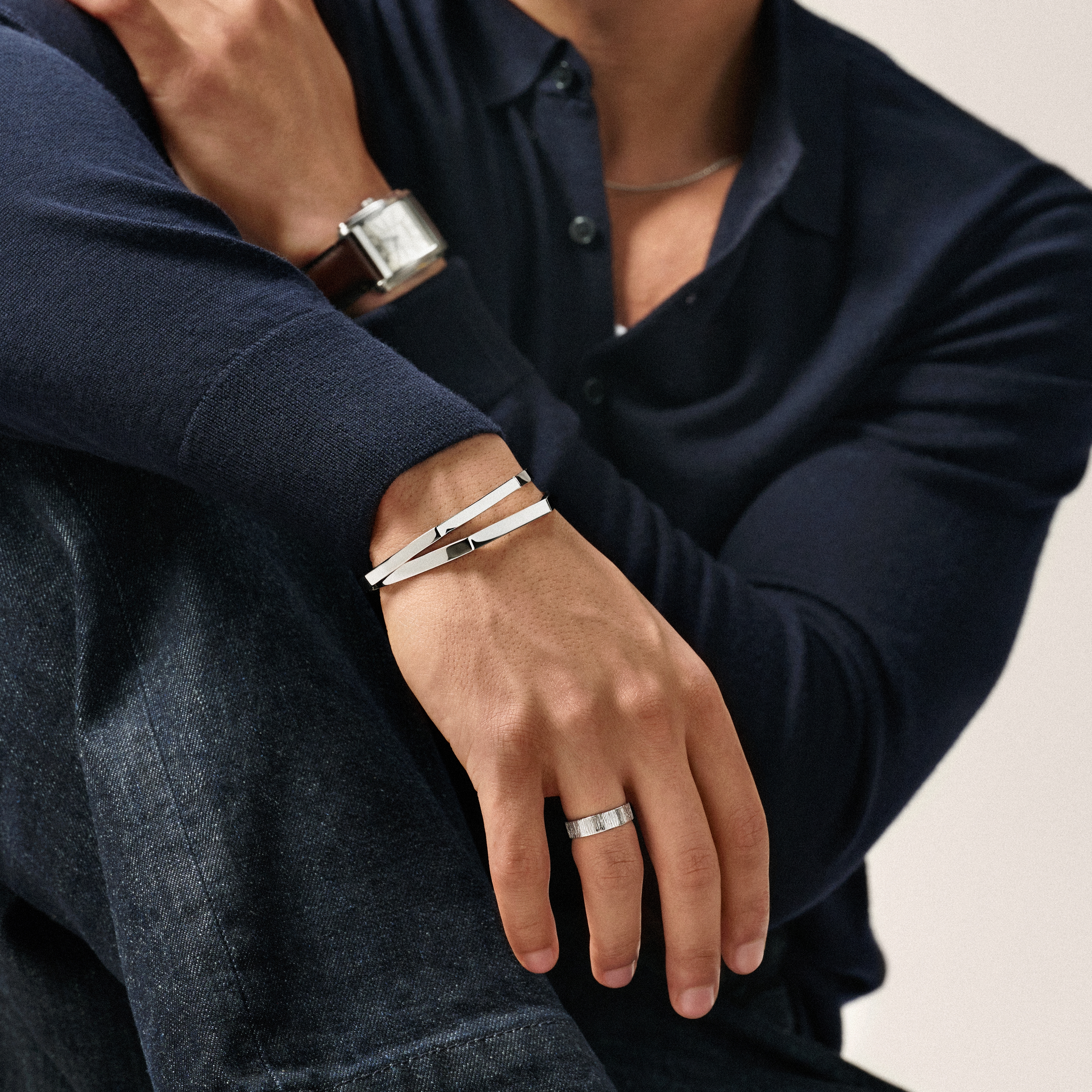 Brazalete angular ajustable de plata de ley chapado en rodio pulida de 5 mm - 2