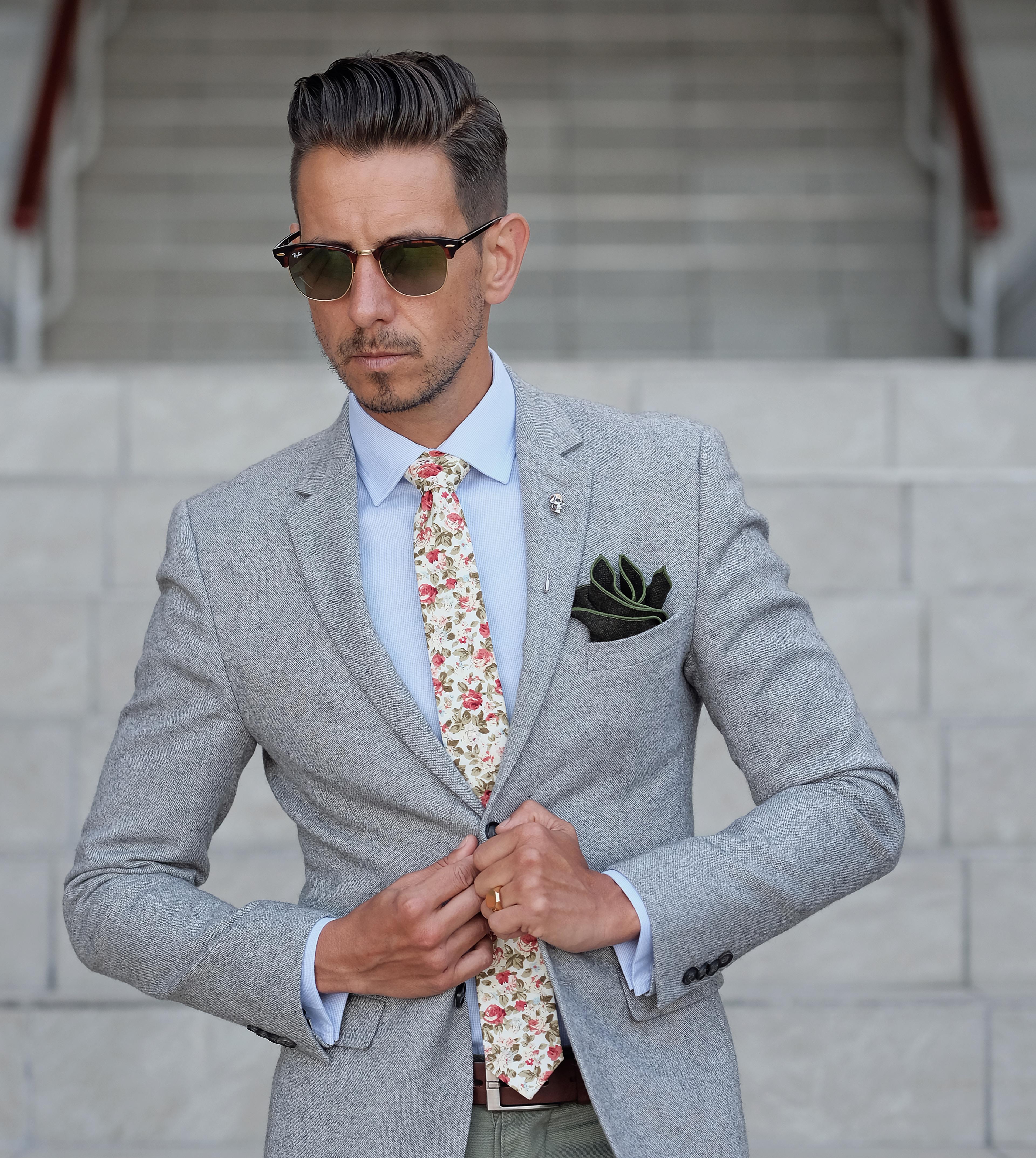 High contrast aka complimentary colours in the necktie and pocket square, work well here, because the model has light skin and dark hair.