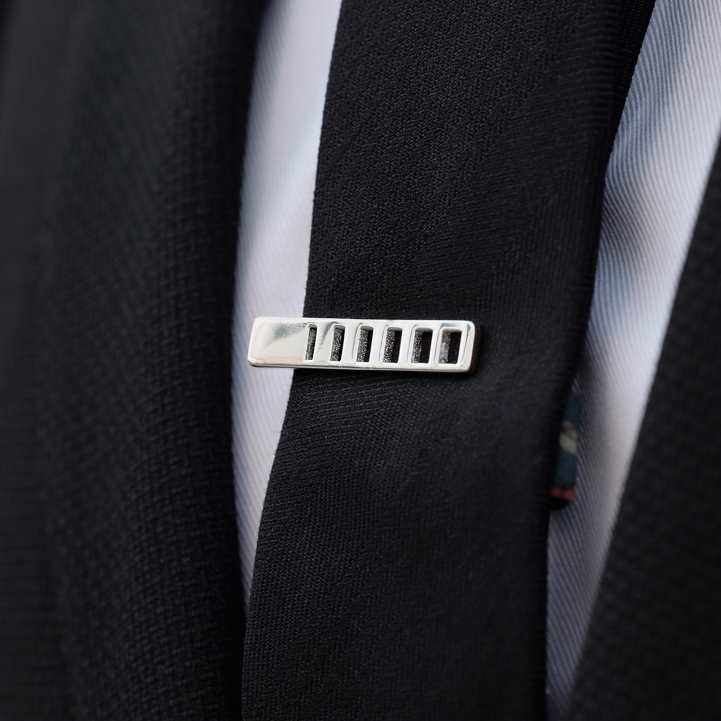 Kort Slipsnål i 925s Silver med Rektangulära Hål - 3