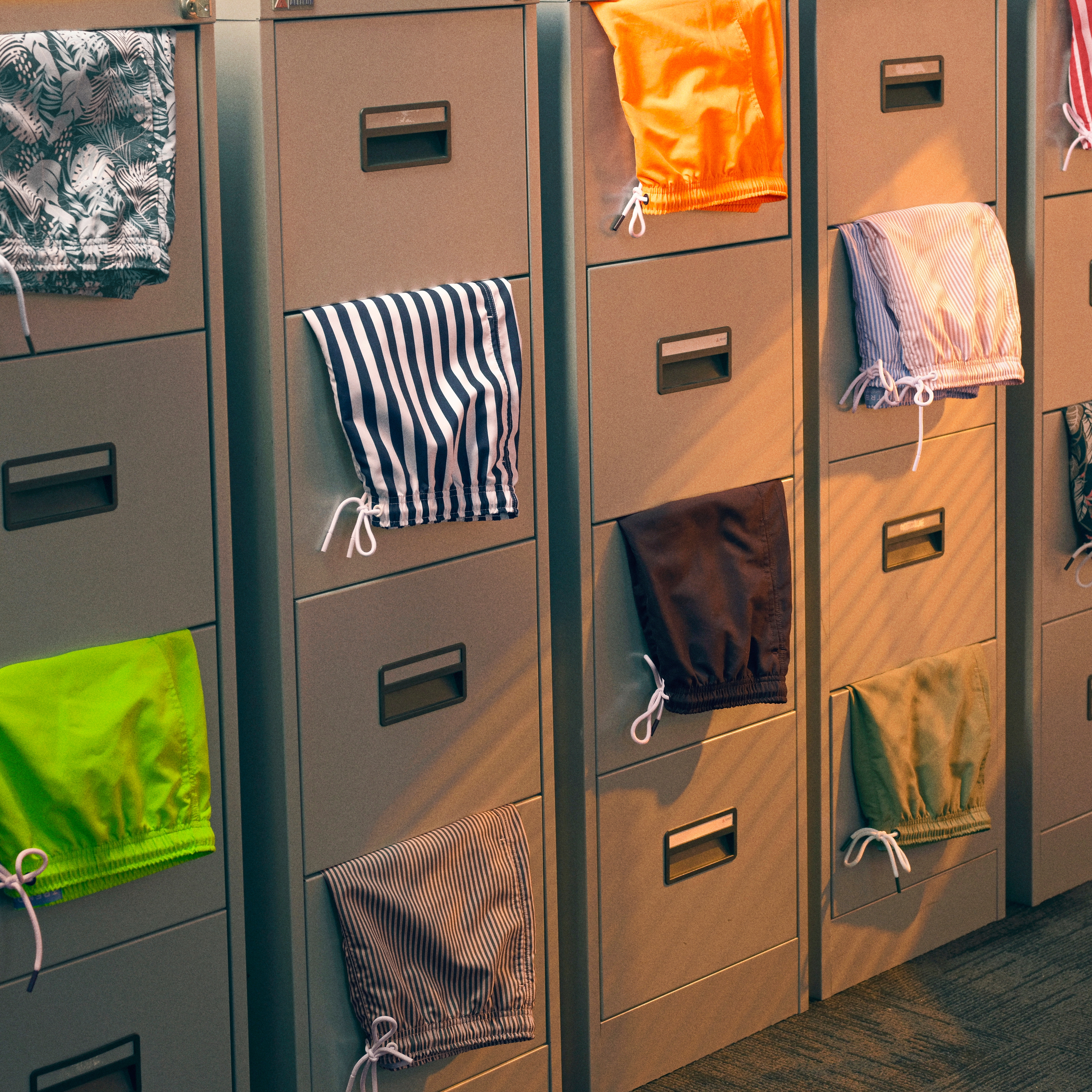 Schwimmshorts in Rauchgrau und Beige mit Blumenmuster - 5