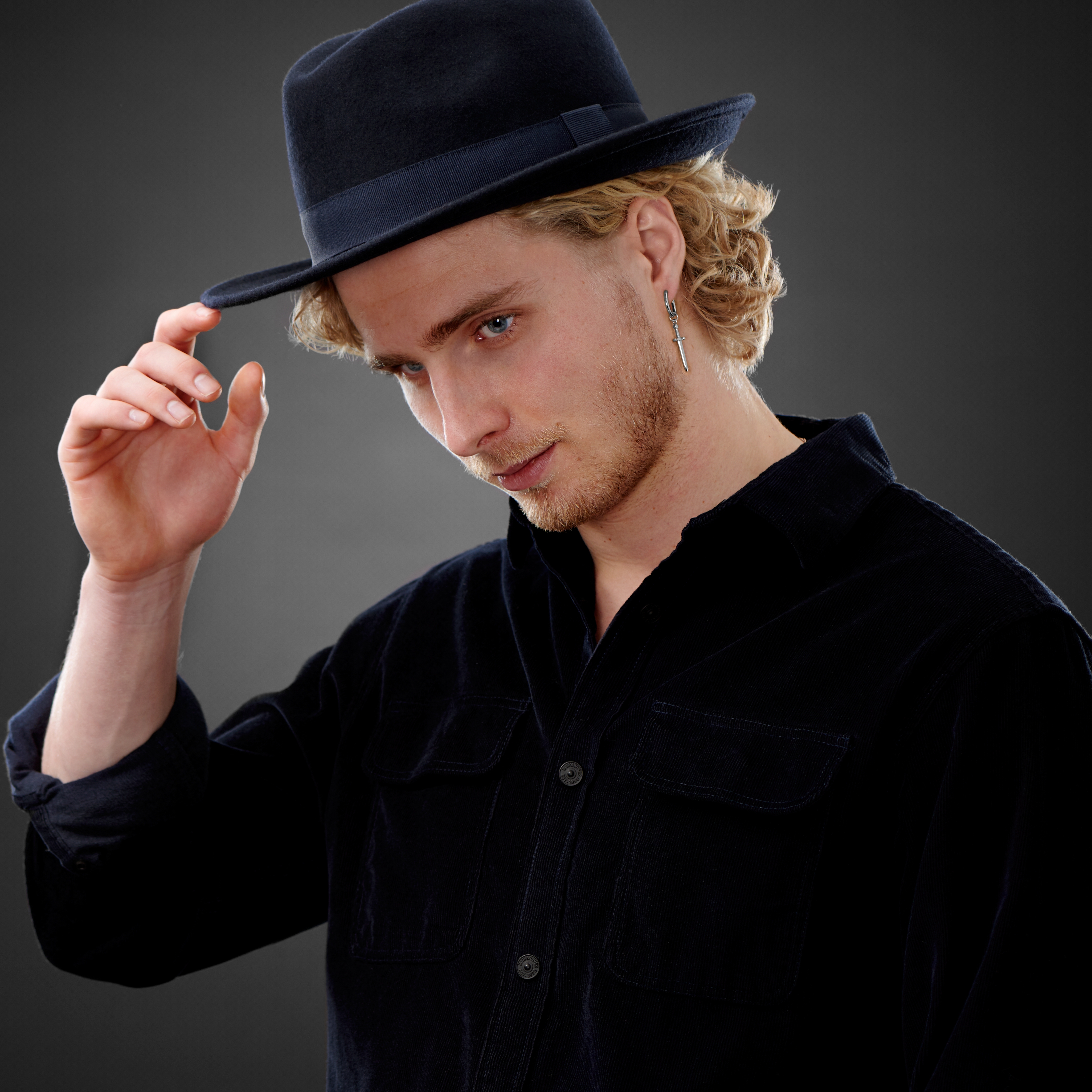 Sudraba krāsas titāna auskars ar zobena piekariņu - 4