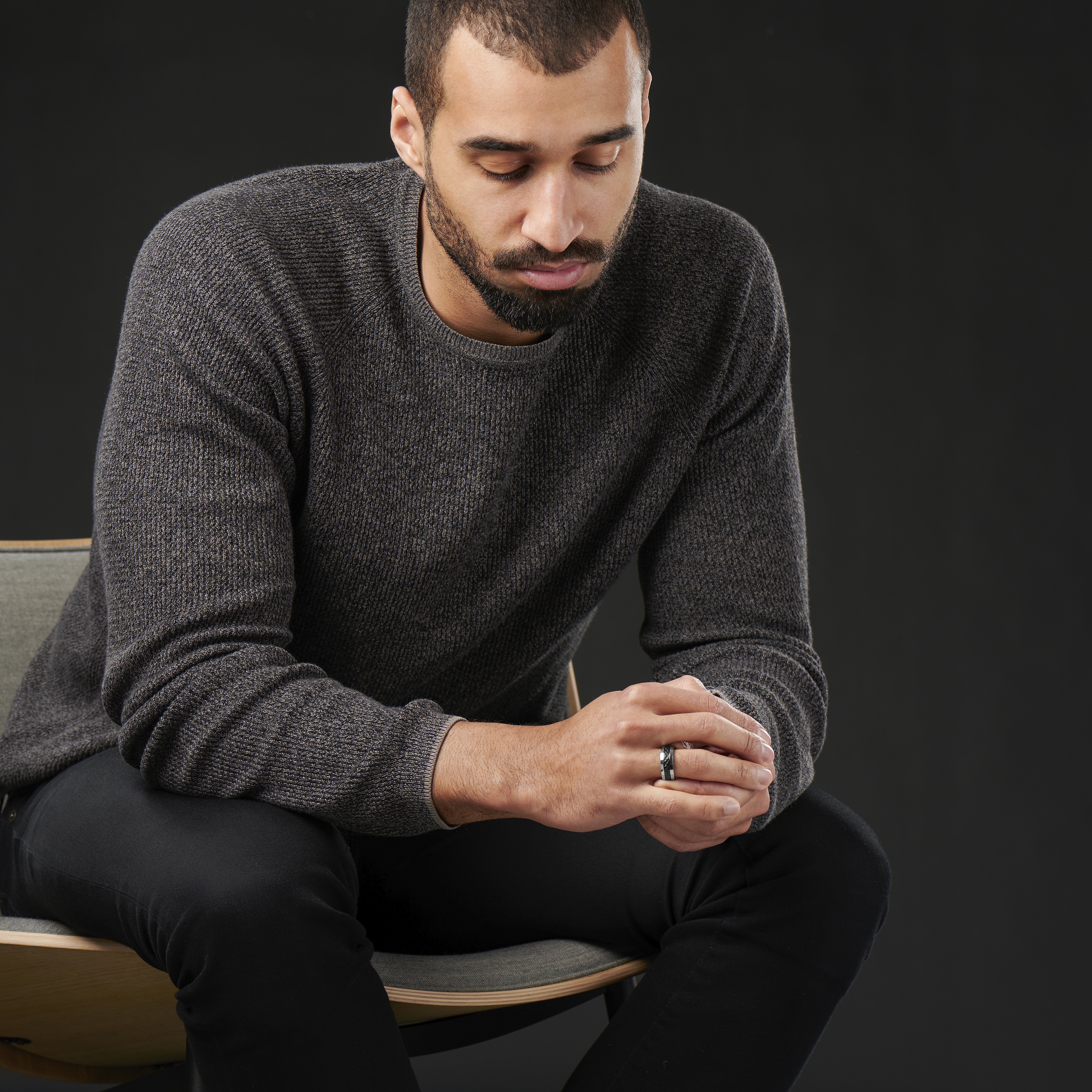 Titanring med Centrerad Svart Detalj  - 4