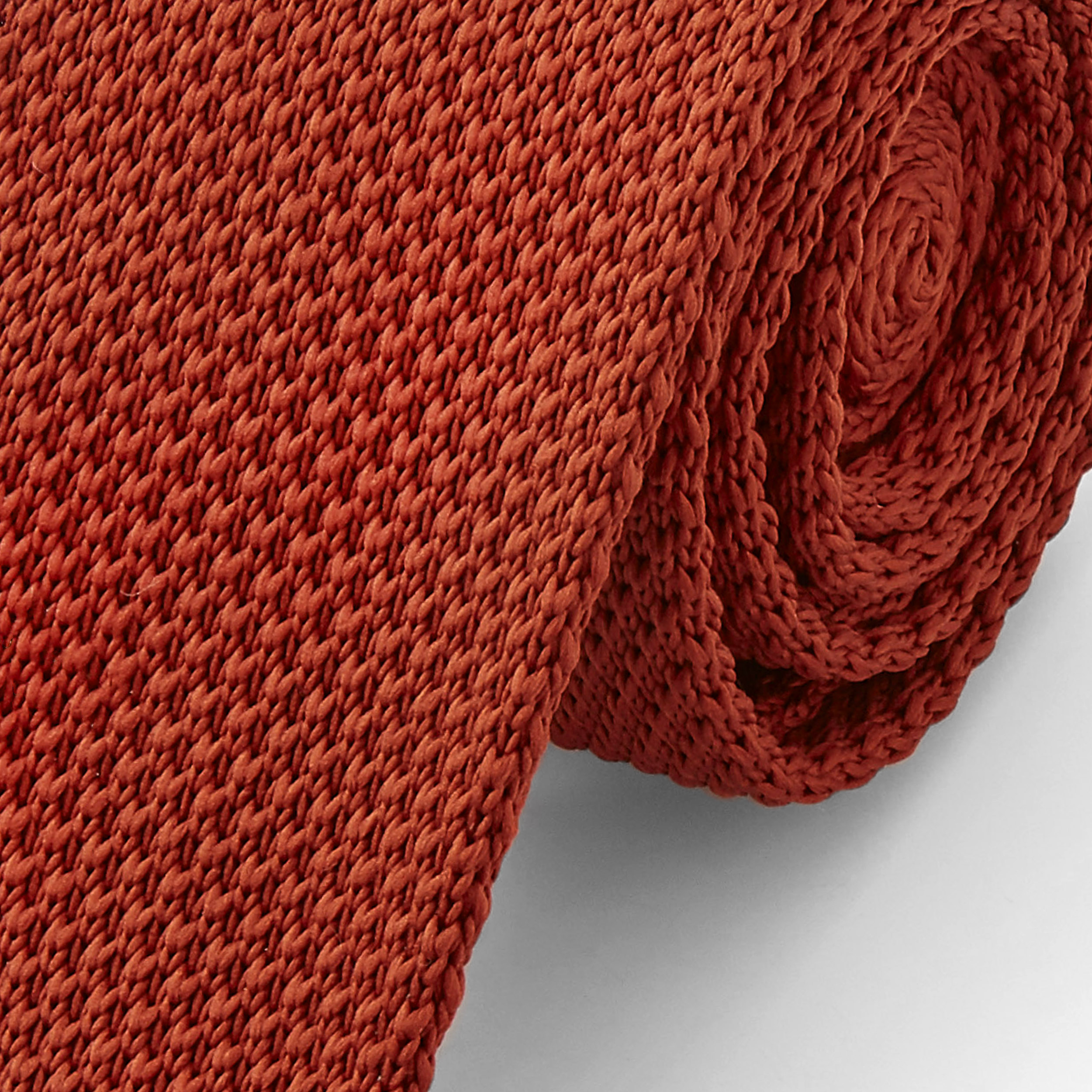 Tummanpunainen kudottu solmio - 2