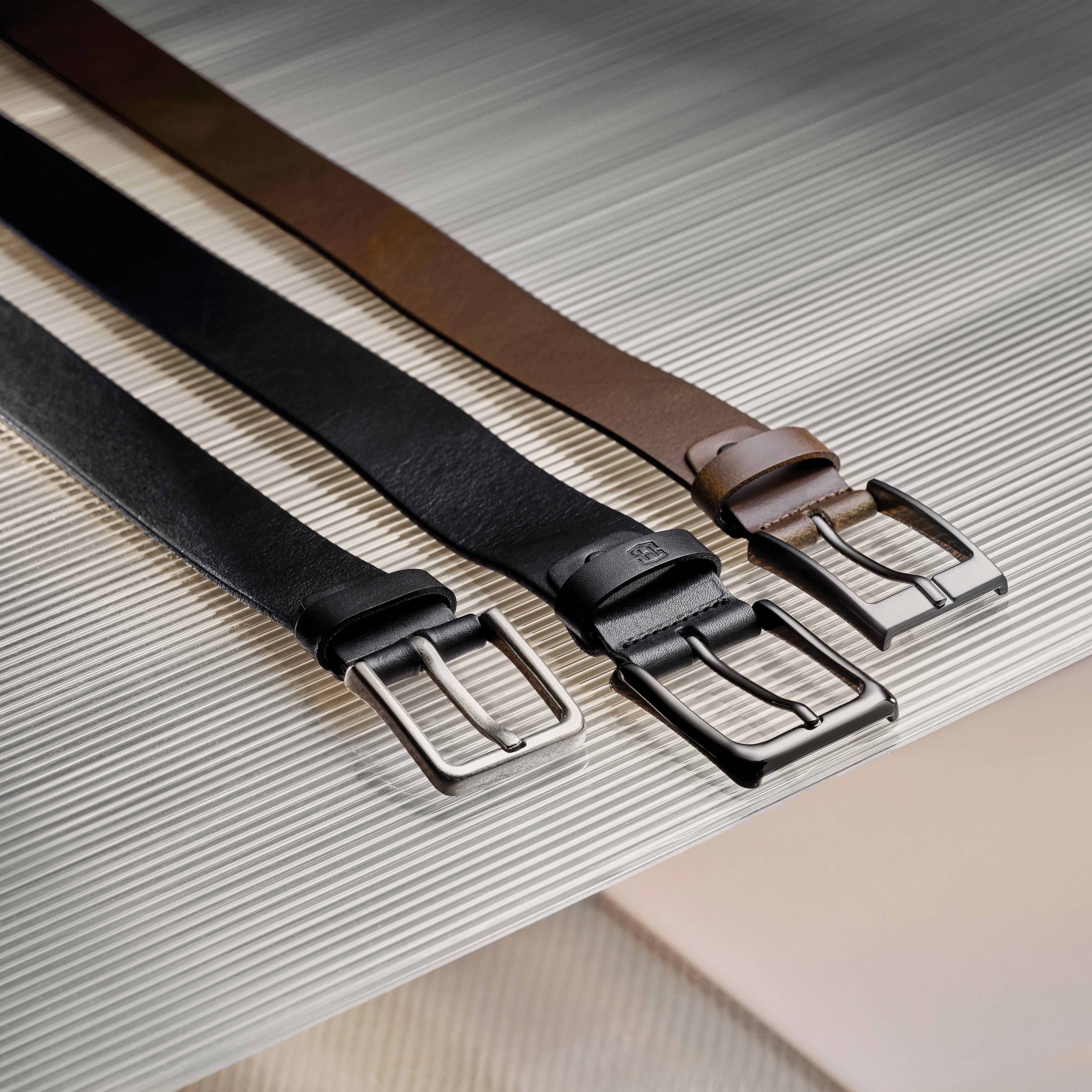 Czarny pasek ze skóry licowej Scotti - 2