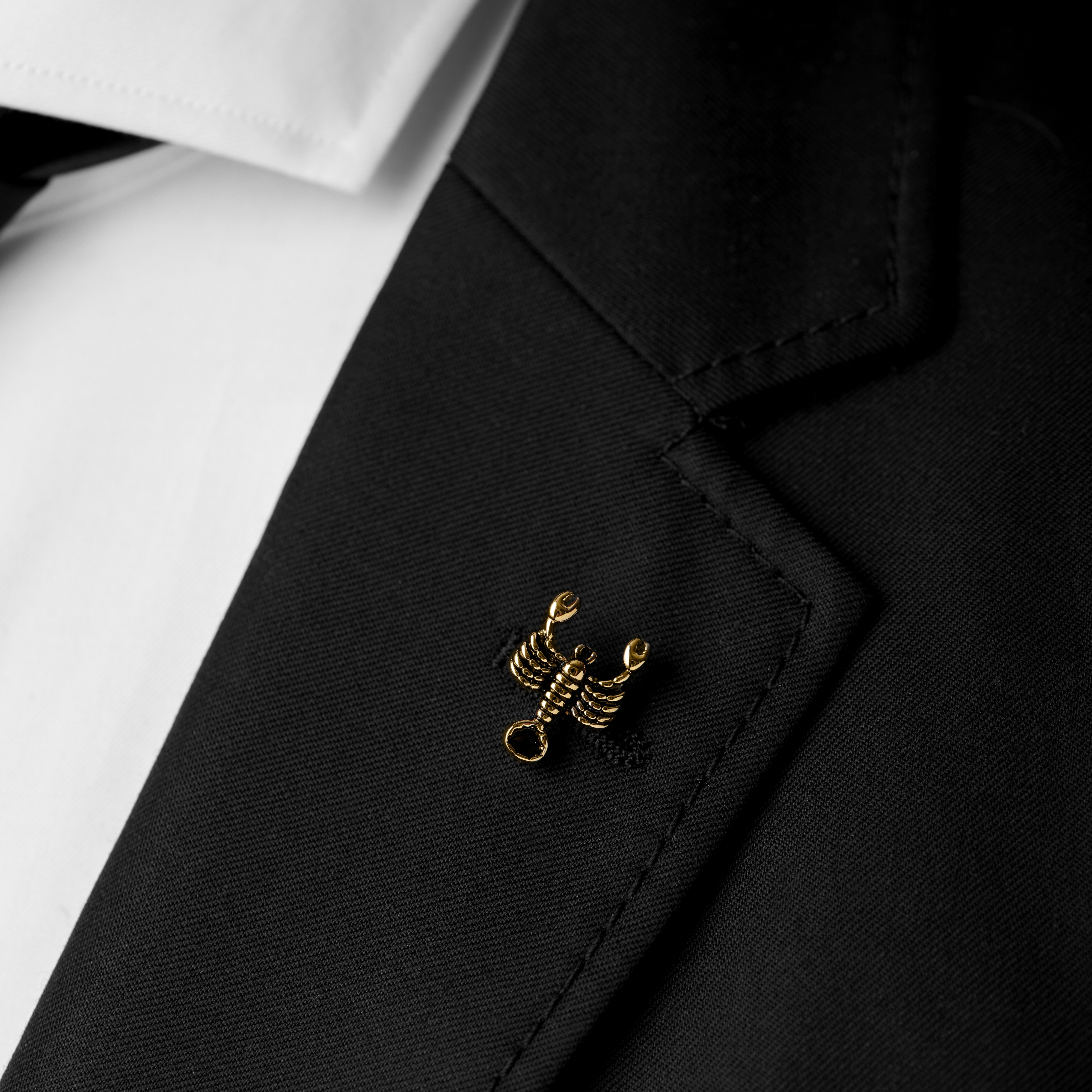 Alfiler de solapa dorado con langosta - 3