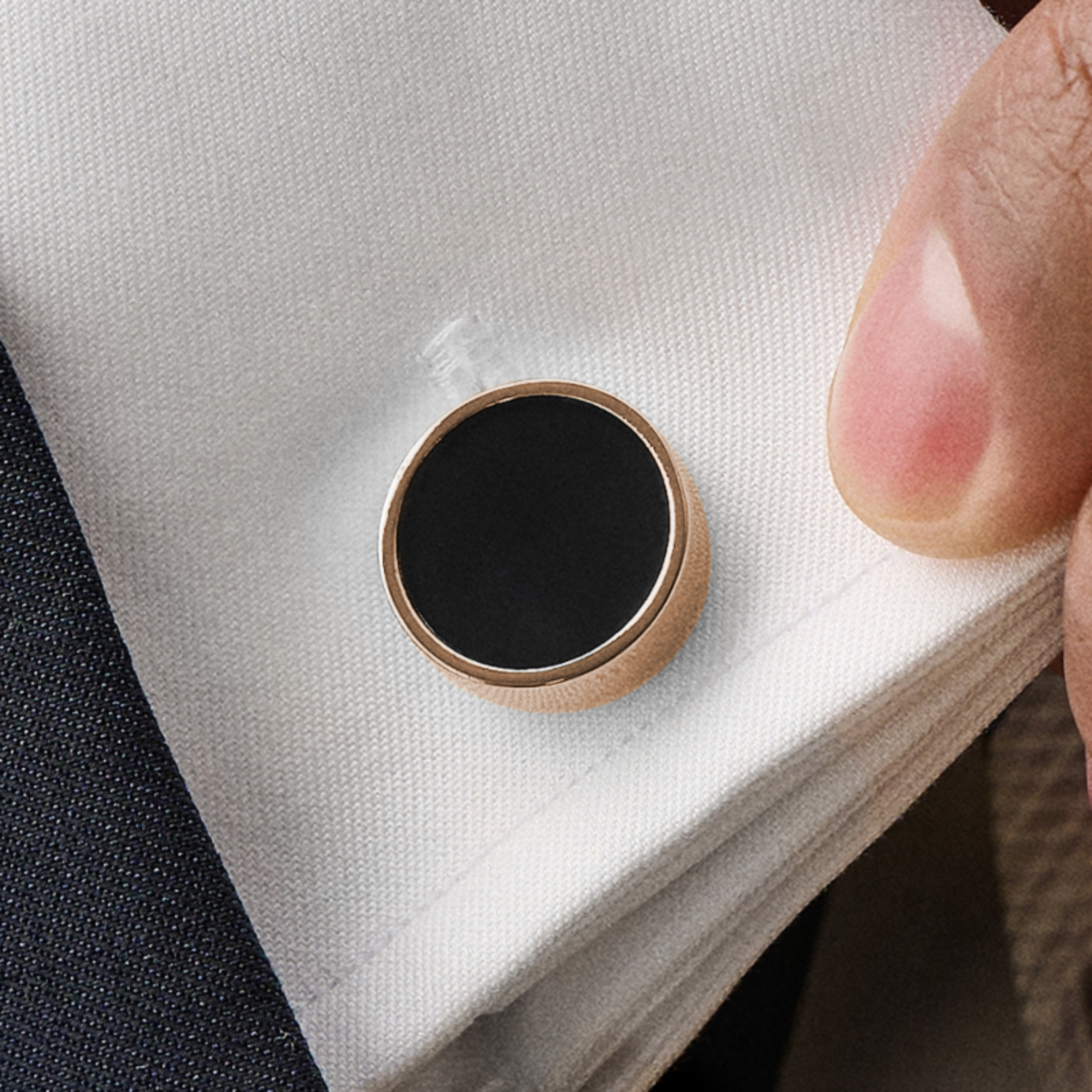 Gemelos redondos en tono oro rosa con incrustaciones de ónix - 3