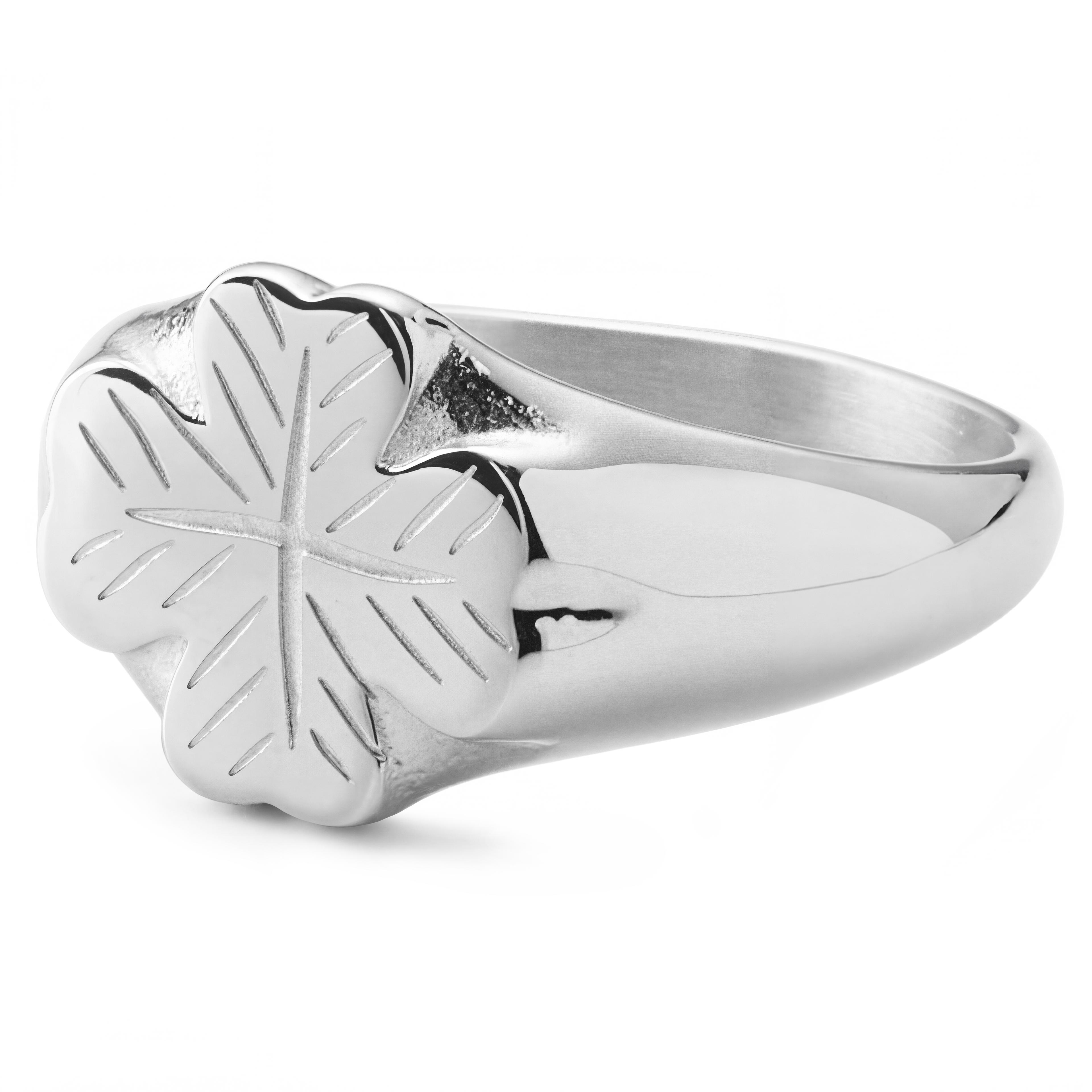 Clover | silberfarbener Edelstahl Ring mit gemustertem Kleeblatt Clover | silberfarbener Edelstahl Ring mit gemustertem Kleeblatt
