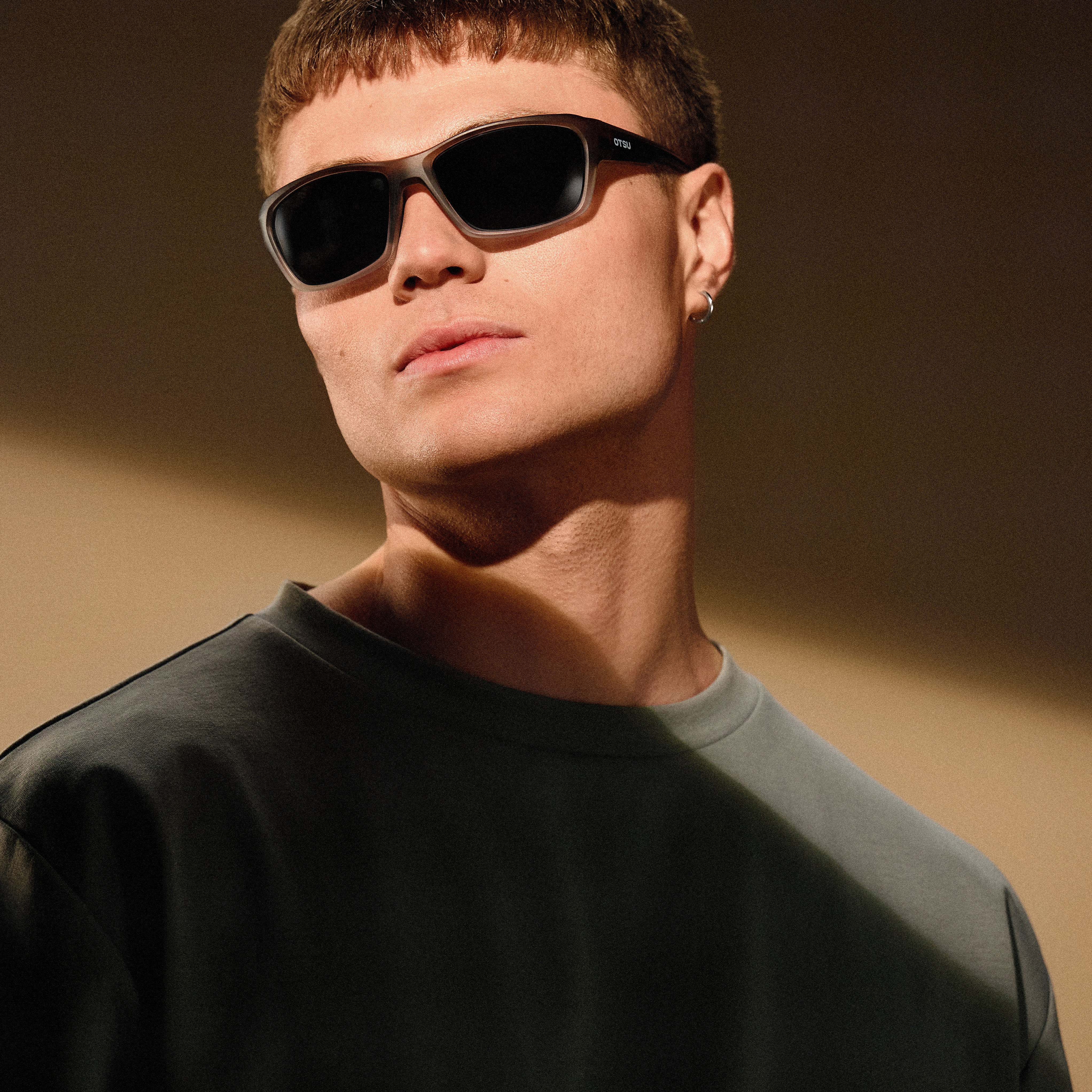 Polarisierte graue Sportsonnenbrille mit schwarzen Gläsern - 3