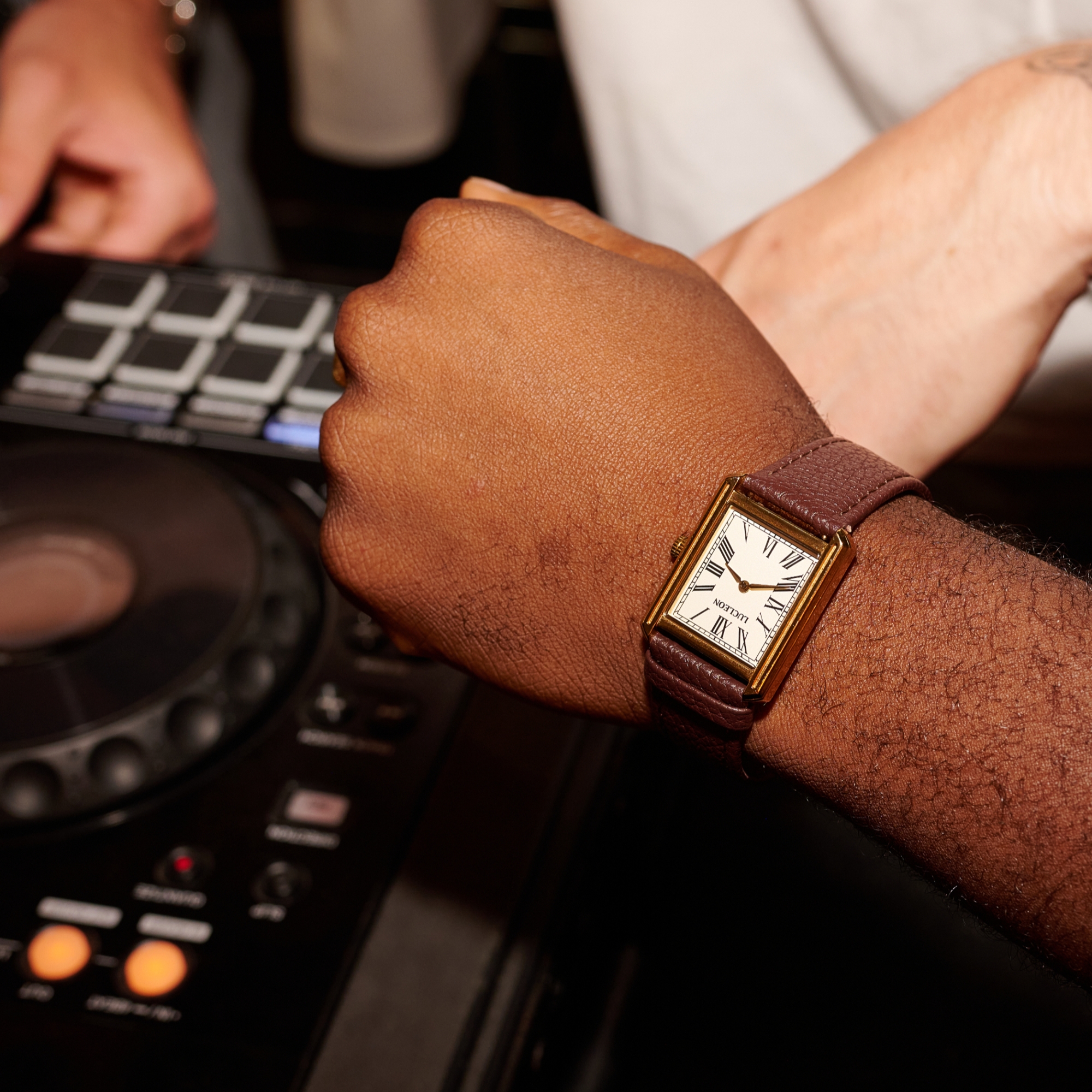 Legacy | Retro quadratische Uhr in Goldoptik mit cremefarbenem römischem Zifferblatt und dunkelbraunem Lederarmband - 3