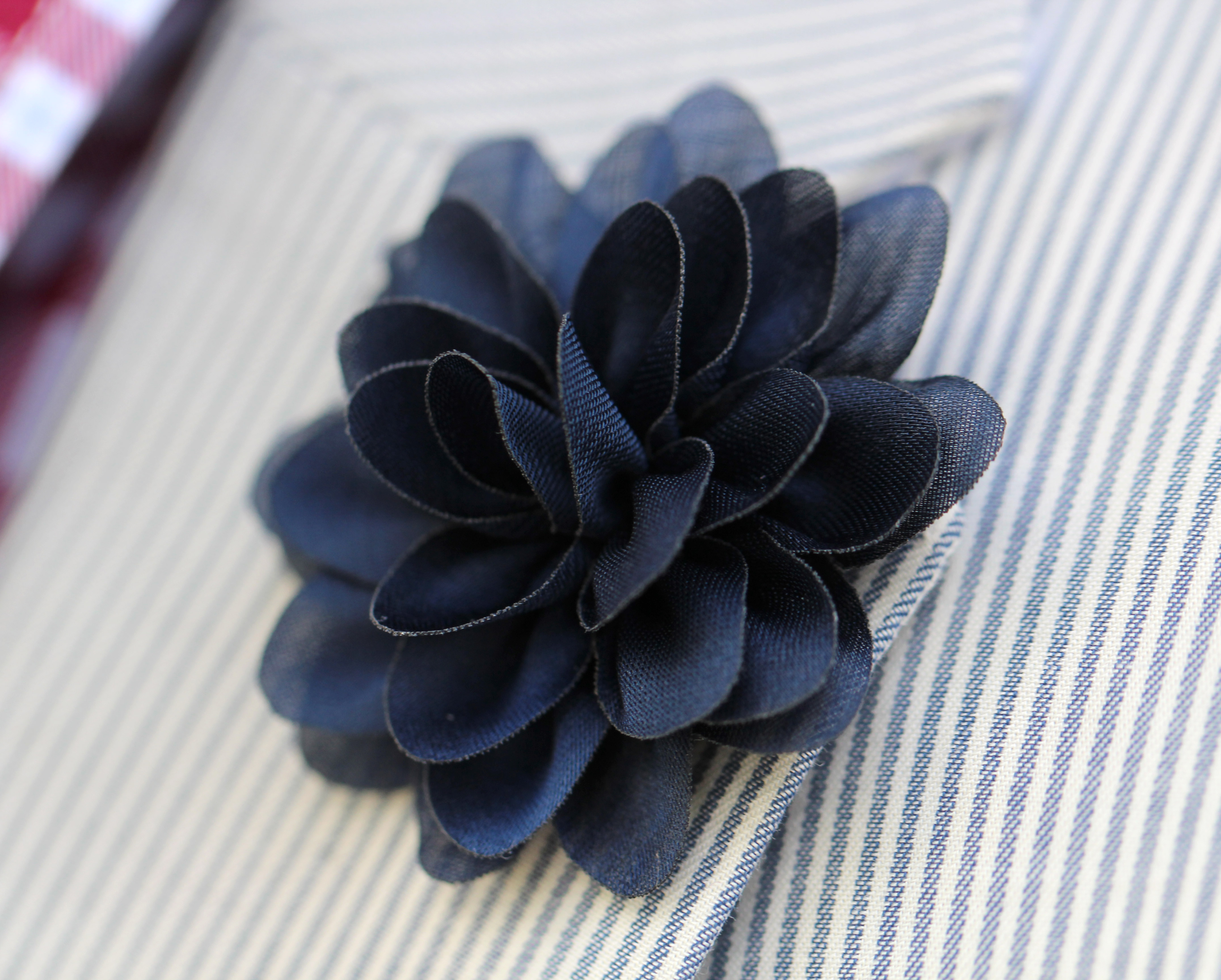 Boutonnière à fleur bleu marine "La Subtile" - 4