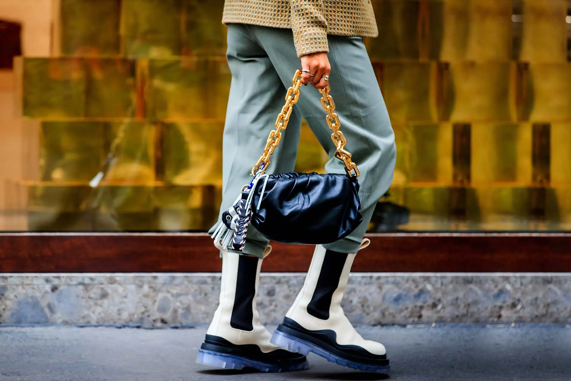 woman-with-boots-and-black-bag.jpg