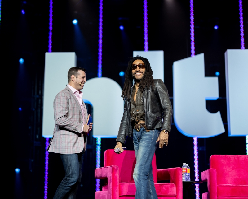 lenny_on_stage_at_hlth.jpg