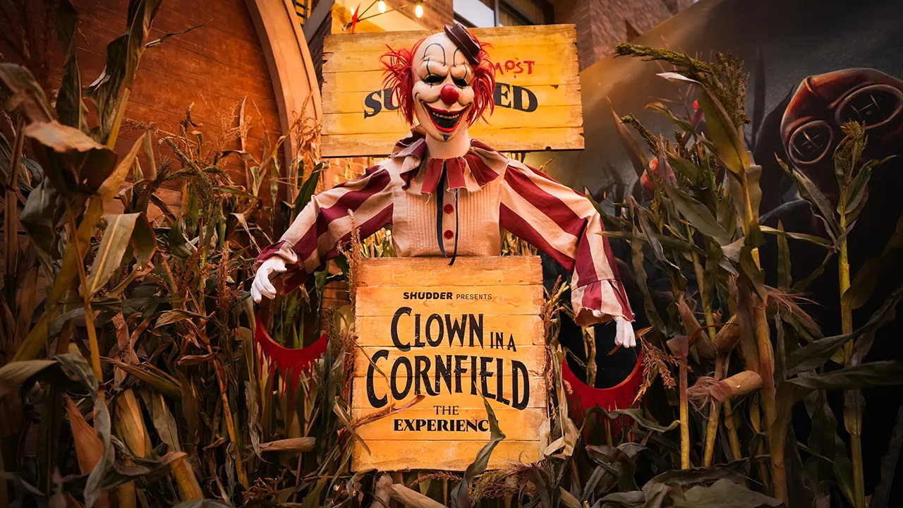 Clown_In_A_Cornfield_Day2_023.jpg Clown_In_A_Cornfield_Day2_023.jpg