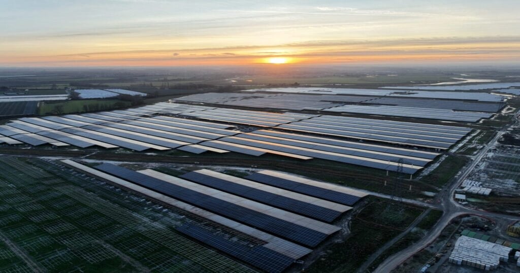 UK's largest solar plant Cleve Hill supplying full power to the grid - Solar  Power Portal