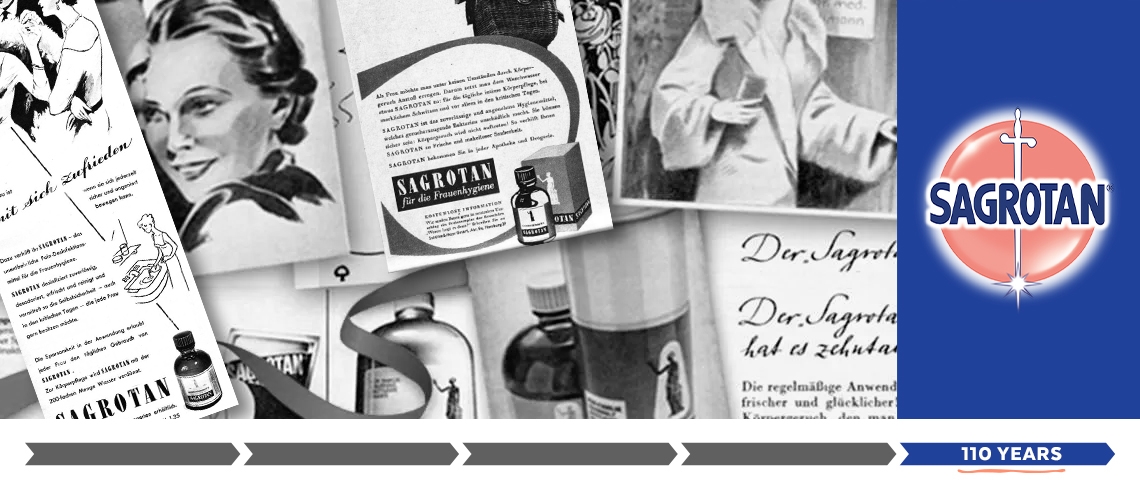 Eltern mit Kind auf einem Sofa umrahmt von Sagrotan Schild