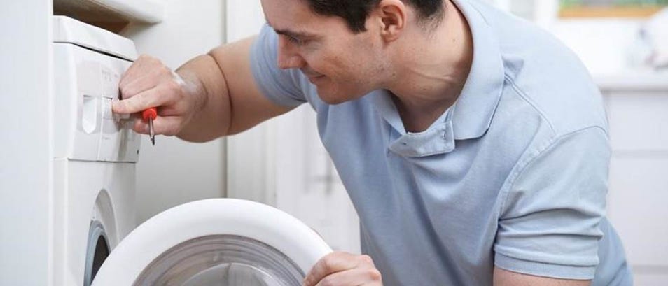 Imagen deun técnico revisando la lavadora
