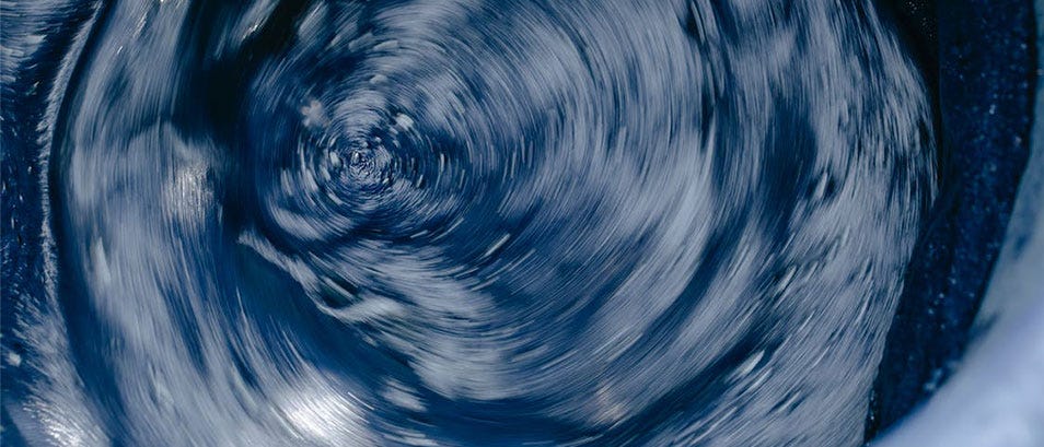 Persona poniendo la lavadora