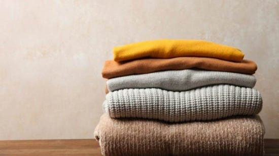 Mujer quitando la ropa de la lavadora