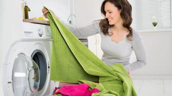 Mujer quitando la ropa de la lavadora