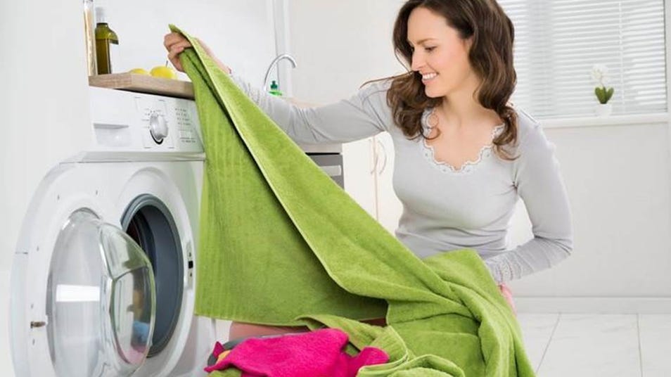 Mujer quitando la ropa de la lavadora