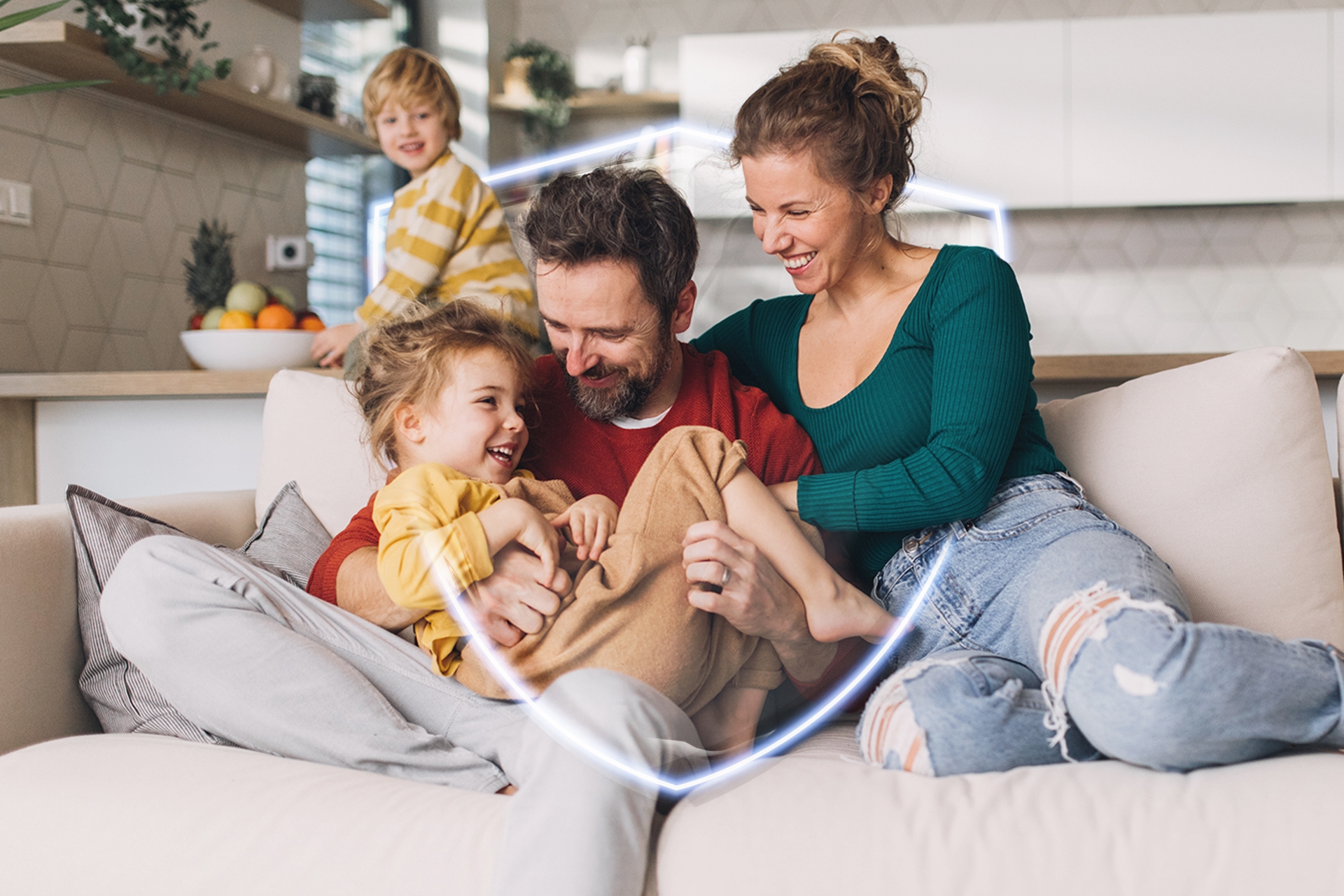 Eltern mit Kind auf einem Sofa umrahmt von Sagrotan Schild