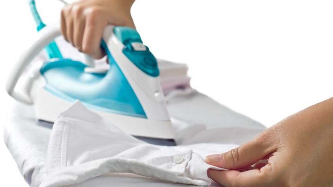 Imagen de una persona planchando una camisa