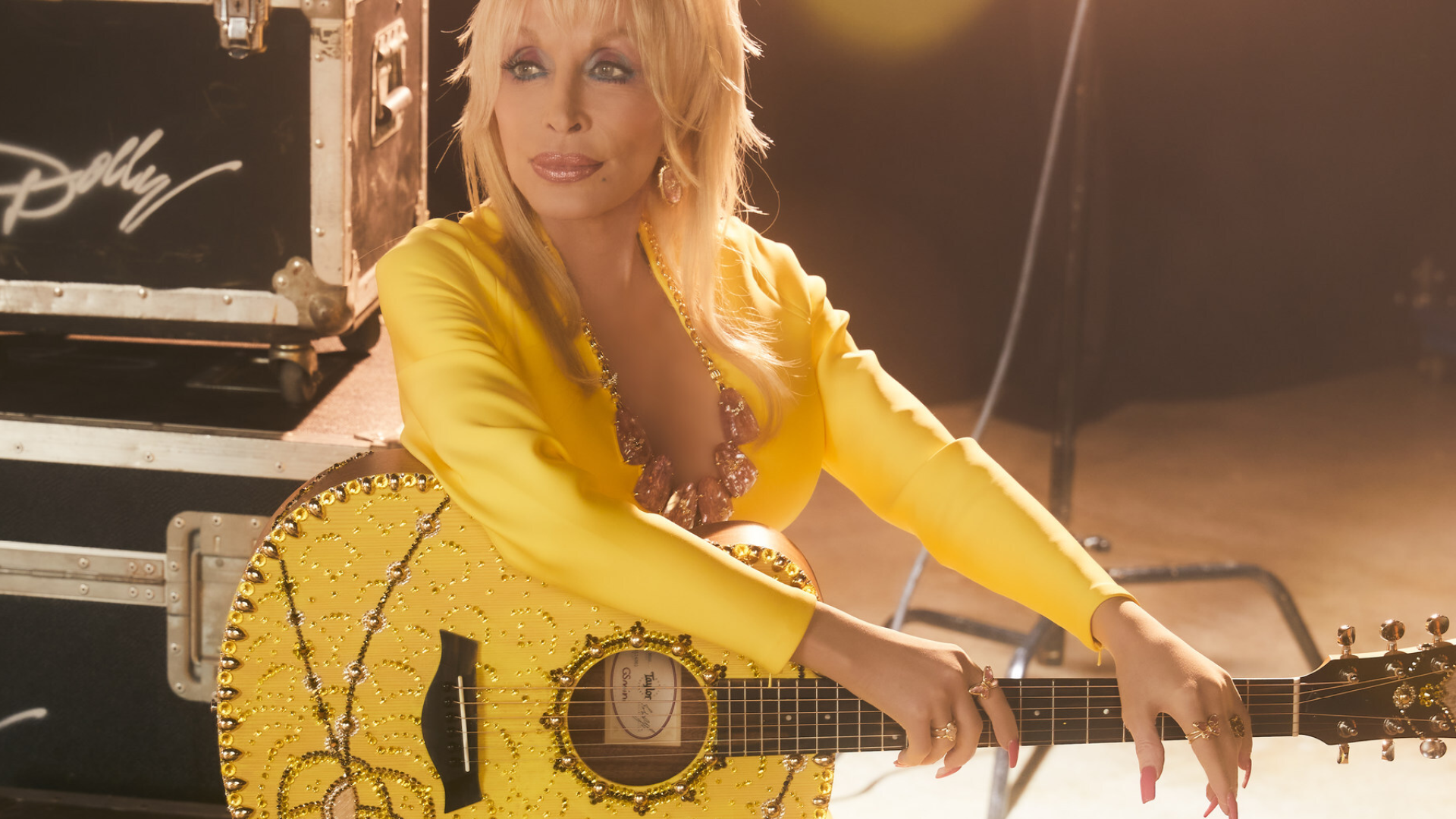 Dolly_Parton_wearing_Kendra_Sc