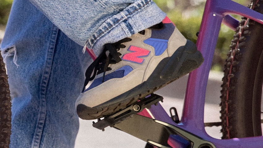The New Balance MT580 in gray/blue.