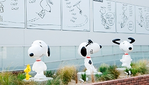 Snoopy Peanuts LIMITED Exhibition Japan 2001 Figurine from