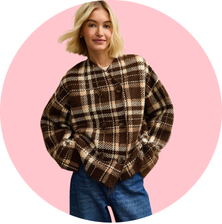 A woman wearing plaid shirt and blue jeans.