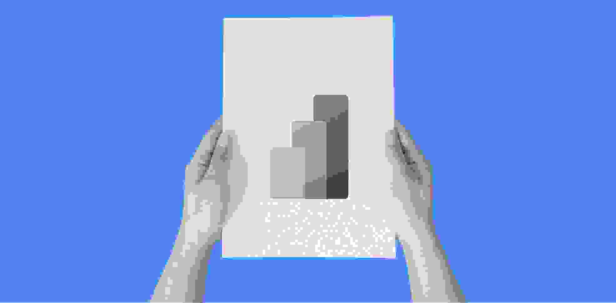 manos sosteniendo una hoja de papel con un gráfico de barras sobre un fondo azul