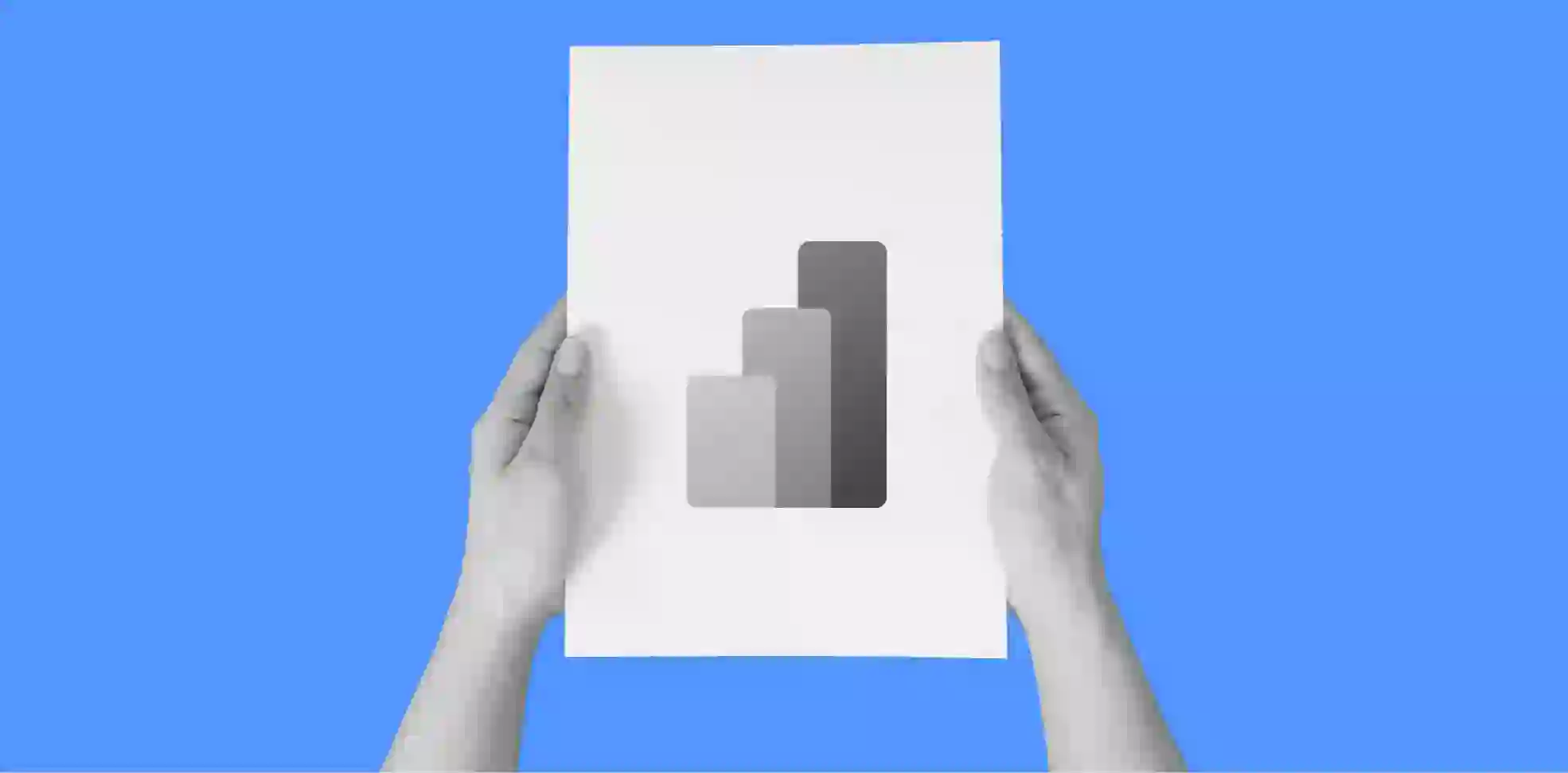 manos sosteniendo una hoja de papel con un gráfico de barras sobre un fondo azul