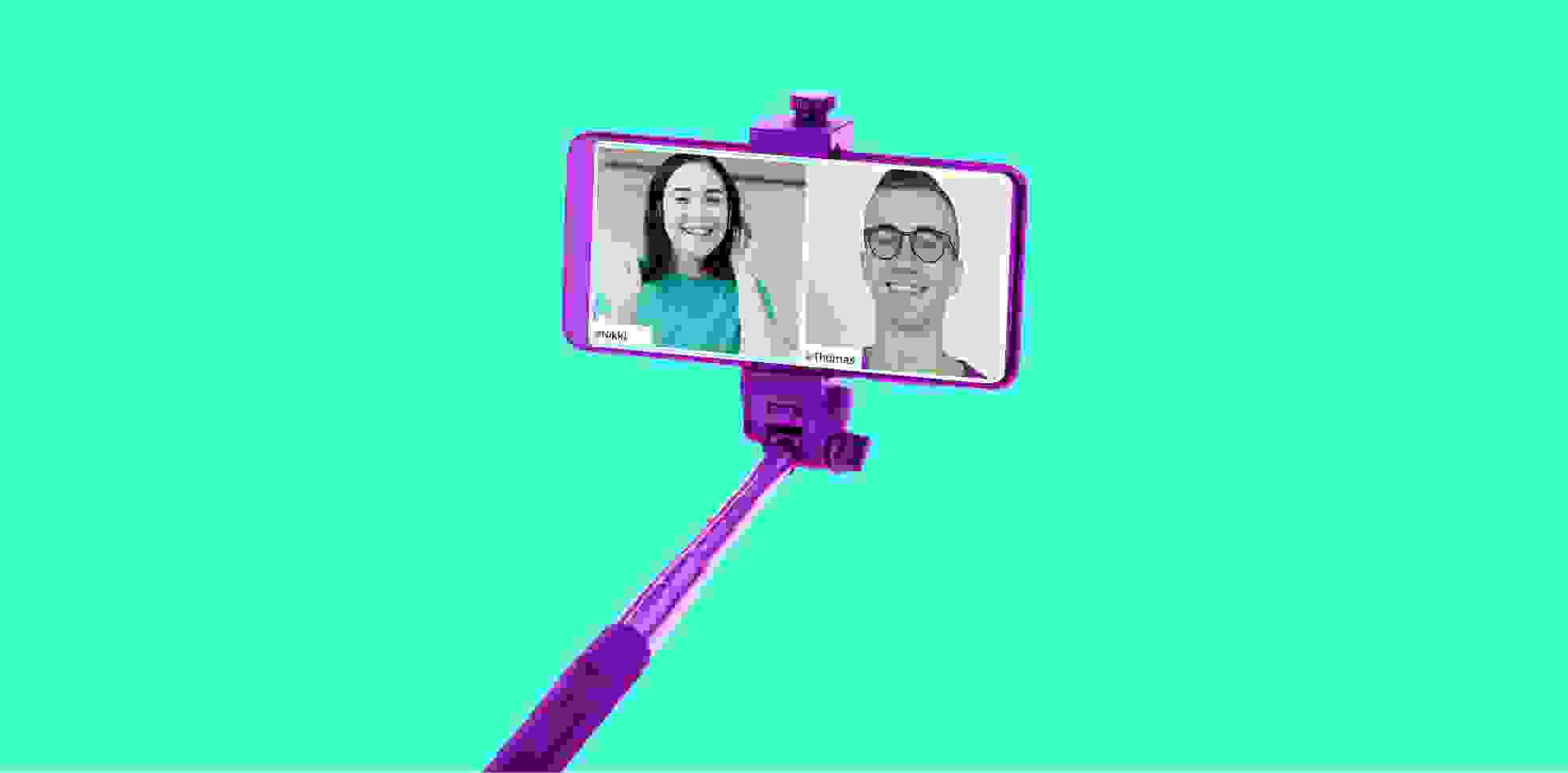 un teléfono morado en un palo selfie sobre un fondo verde