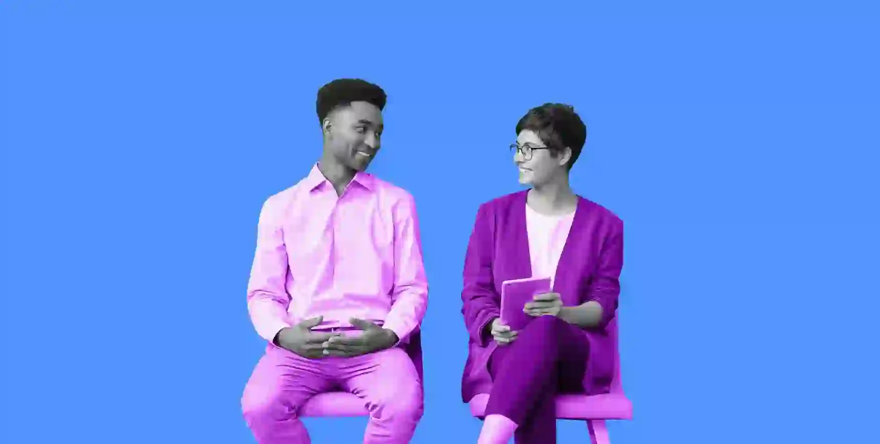 dos personas sentadas una al lado de la otra durante una entrevista
