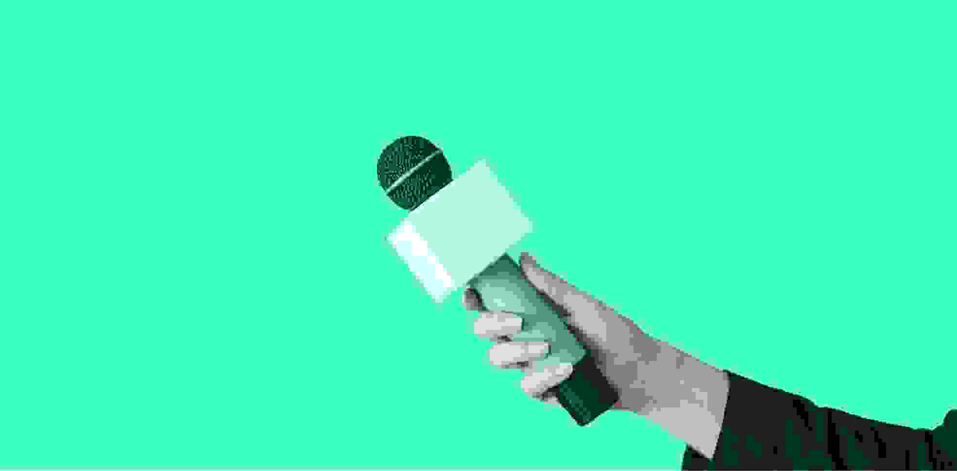un micrófono en una mano