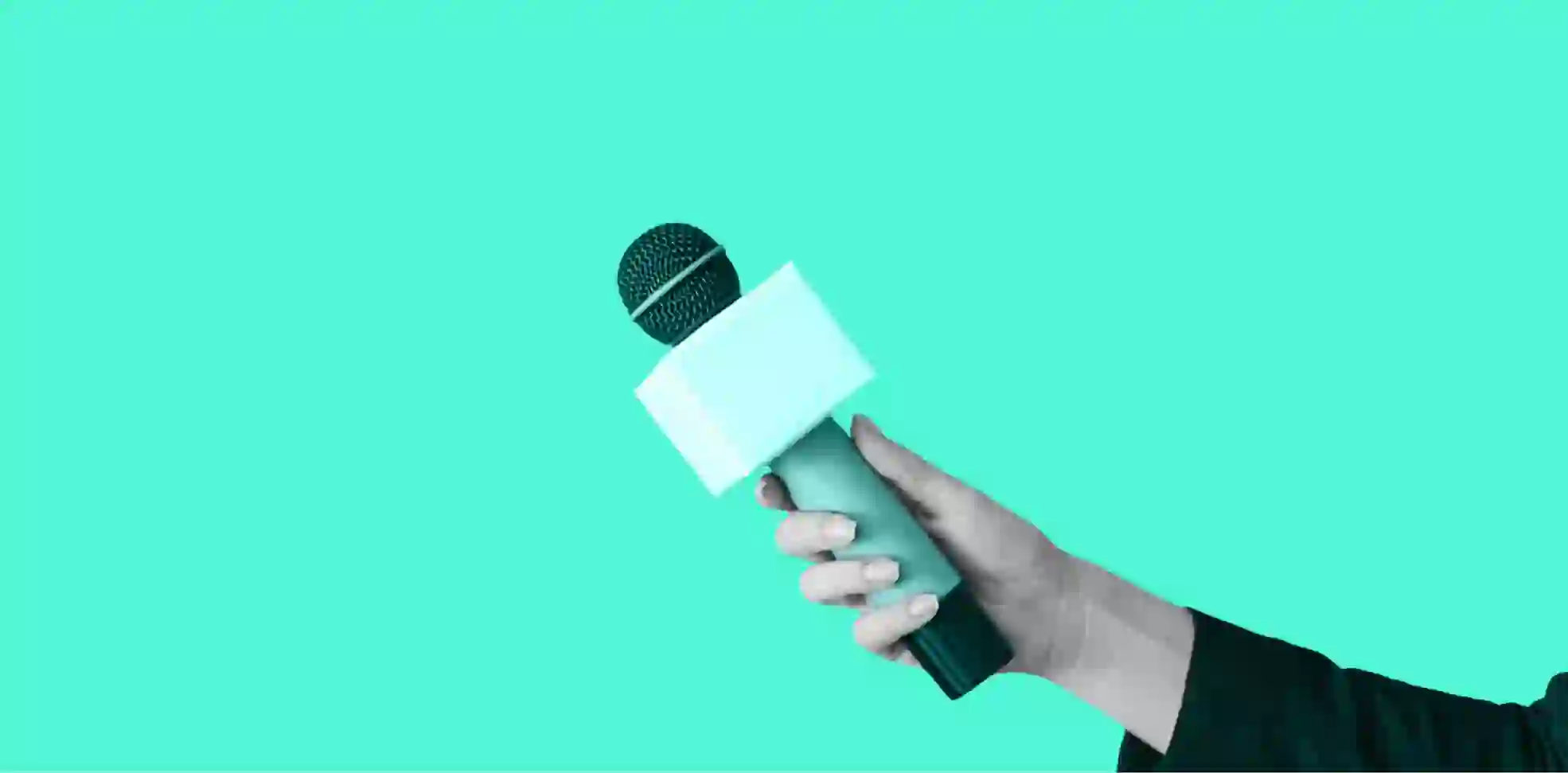 un micrófono en una mano
