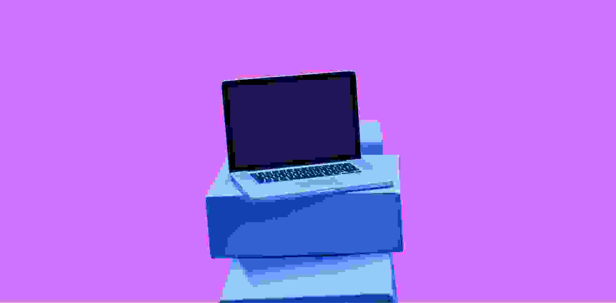 una computadora portátil se encuentra en cajas