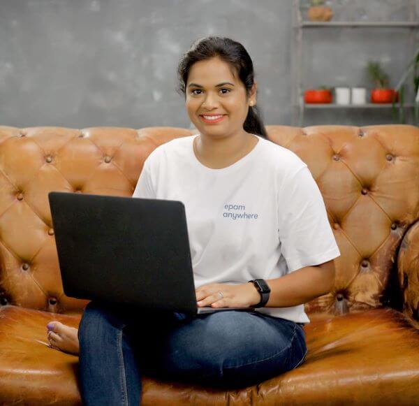 Girl_sitting_on_the_couch_with_laptop.jpg