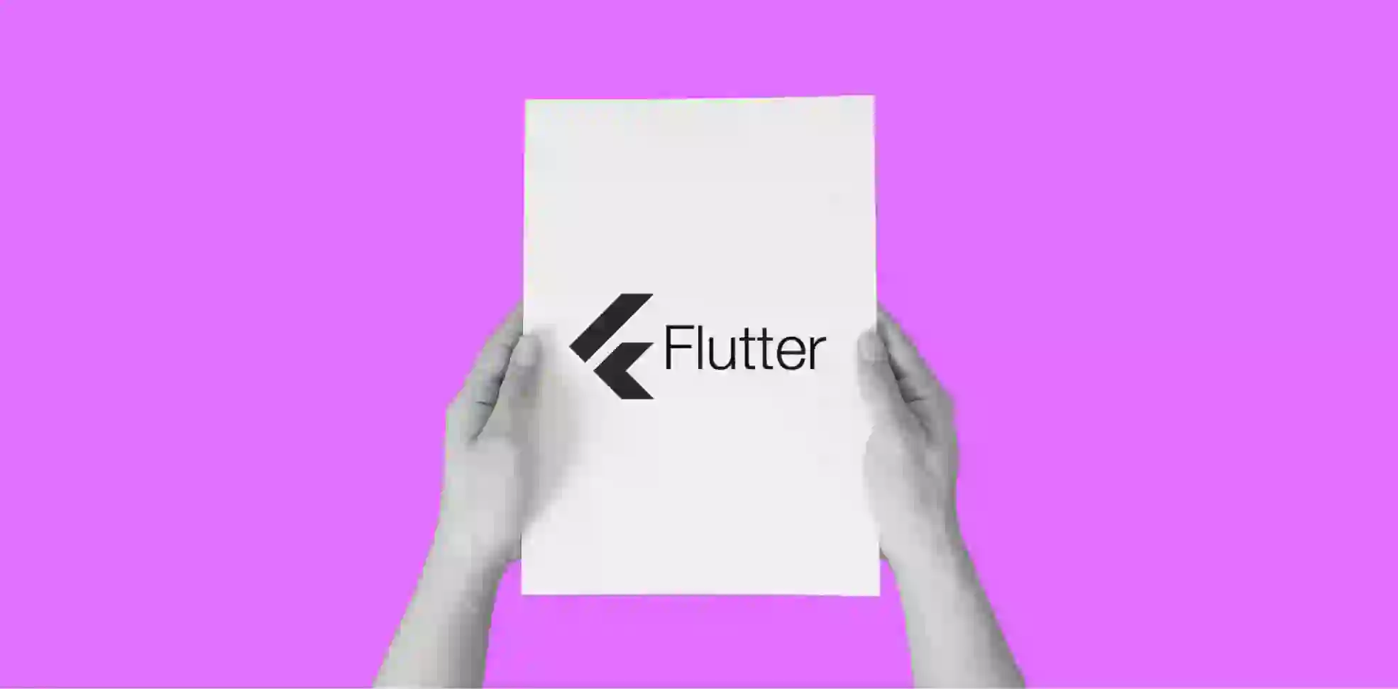 manos sosteniendo una hoja de papel con la palabra Flutter, sobre un fondo púrpura