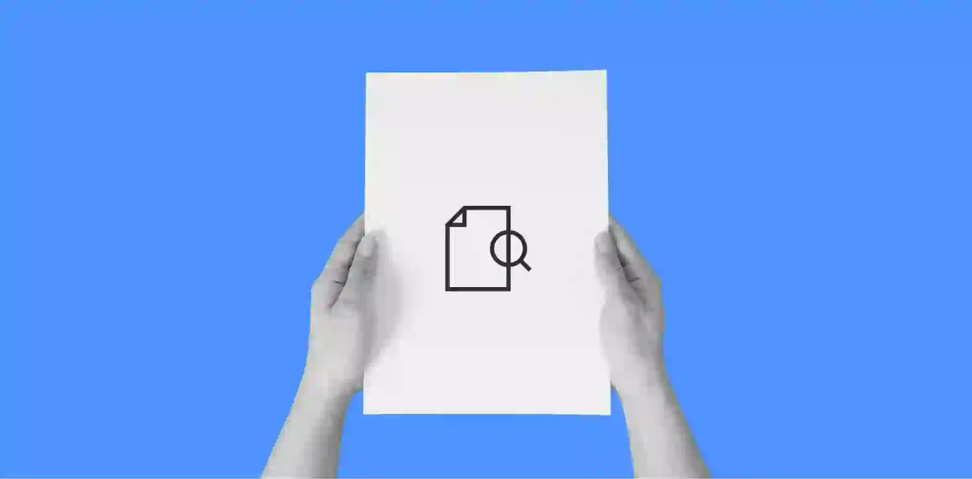 manos sosteniendo una hoja de papel con un icono, sobre un fondo azul