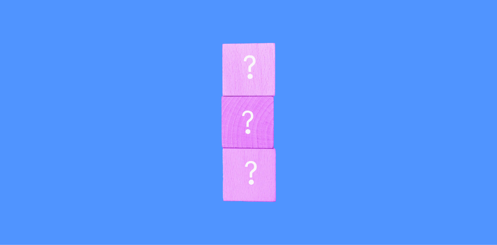 Tres cubos con signos de interrogación sobre un fondo azul.