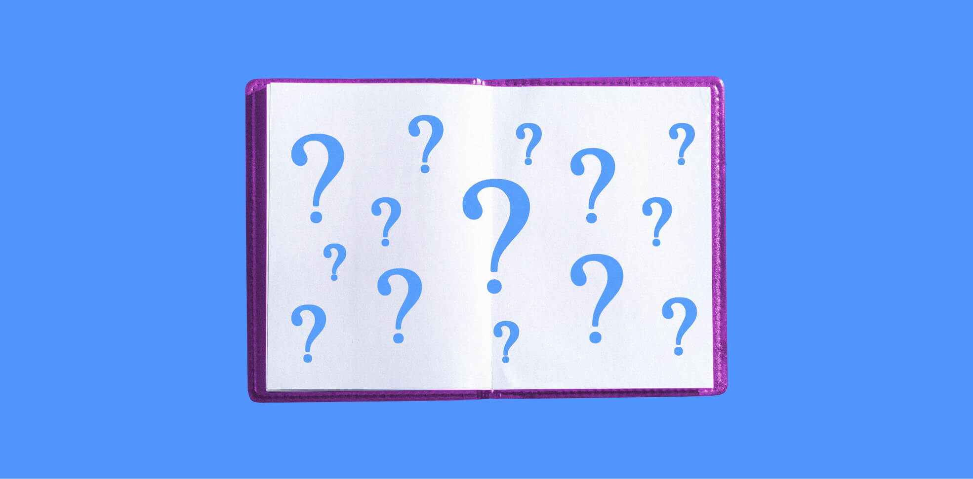 signos de interrogación en un cuaderno sobre un fondo azul