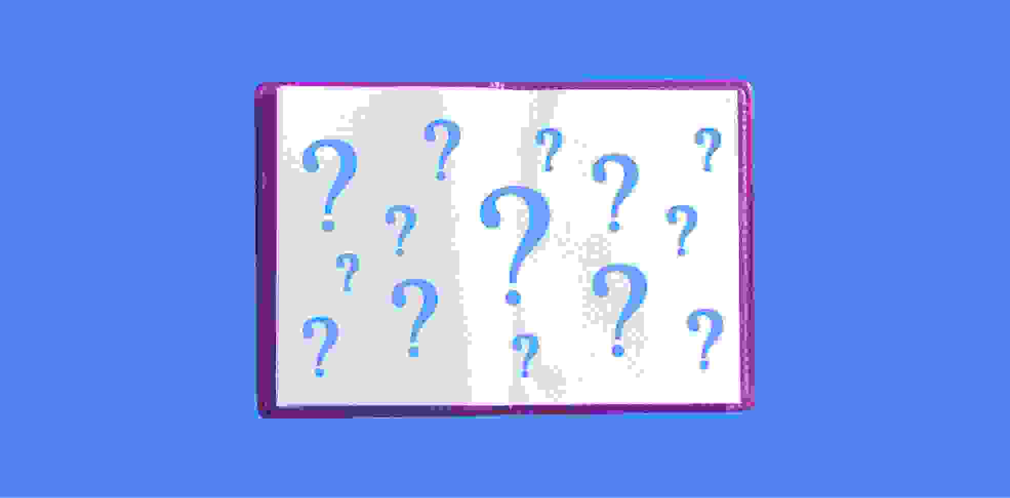 signos de interrogación en un cuaderno sobre un fondo azul