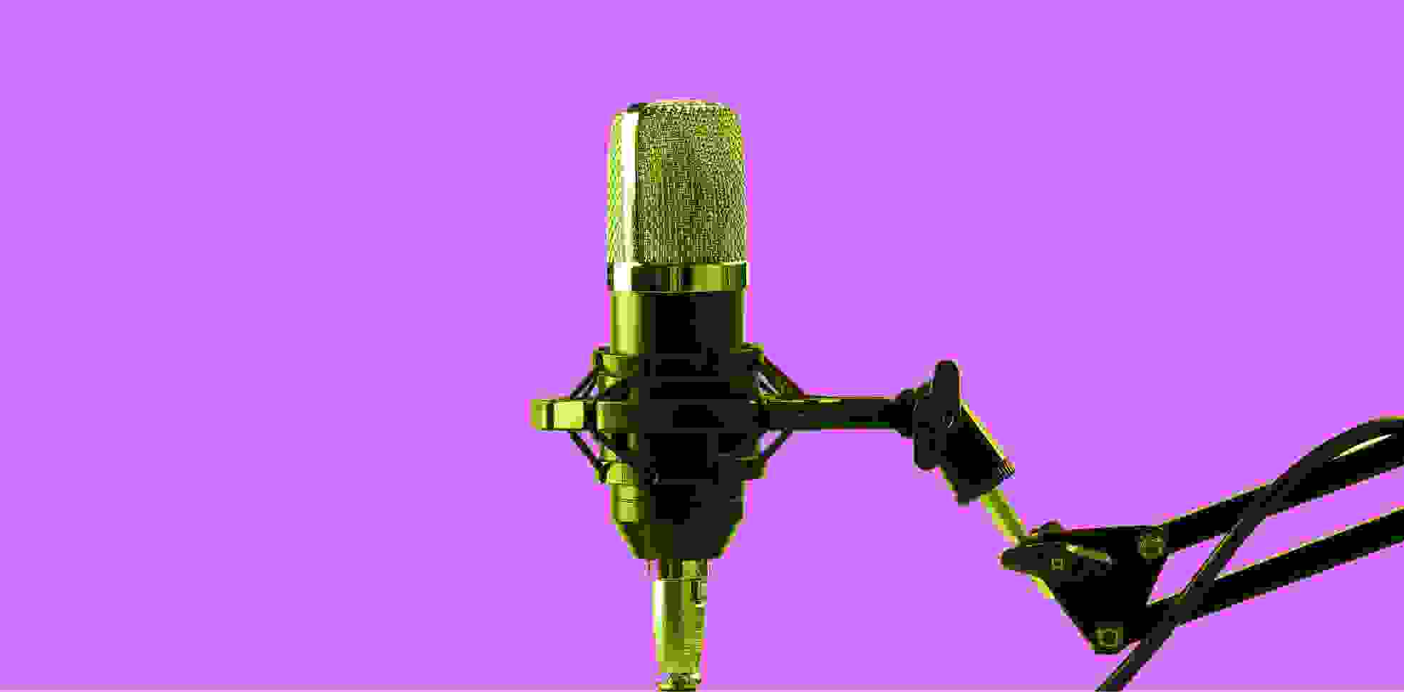 Micrófono en un trípode sobre un fondo púrpura