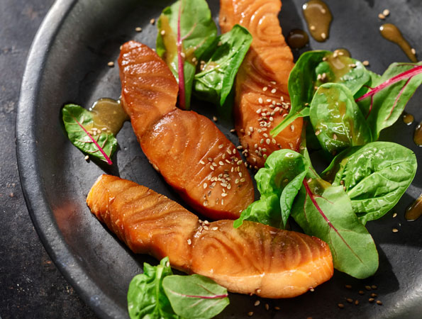 Gegrillter Teriyaki-Lachs mit Spinatsalat