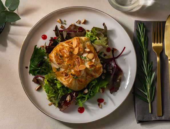 Puff Camembert & salad