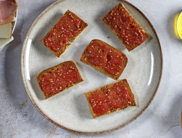 Pan con Tomate (Spanish Bread with Tomatoes)